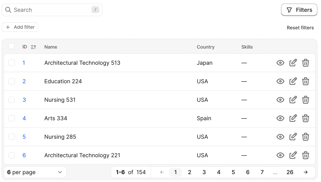 Courses table index: Filters button highlighted, panel opens with the city filter empty message, USA is ticked, and US cities populate with the first one auto-selected.